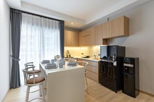 Newly Renovated 2BR Apt and Direct Mall Access