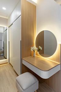 Newly Renovated 2BR Apt and Direct Mall Access