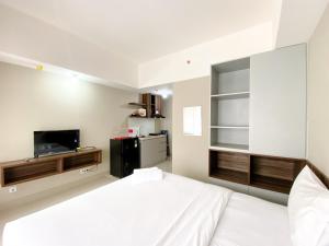 Cozy Stay Studio Apartment at Gateway Park LRT City Jatibening By Travelio