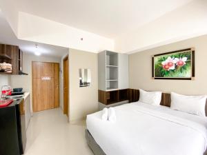 Cozy Stay Studio Apartment at Gateway Park LRT City Jatibening By Travelio