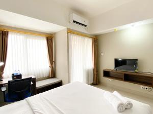 Cozy Stay Studio Apartment at Gateway Park LRT City Jatibening By Travelio