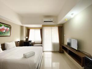 Cozy Stay Studio Apartment at Gateway Park LRT City Jatibening By Travelio