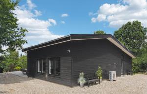 Stunning Home In Fårvang With Wifi