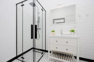 Wyjątkowy Apartament z Uroczym Ogródkiem oraz Parkingiem by Noclegi Renters