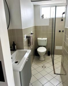 Light filled apartment near north one mile