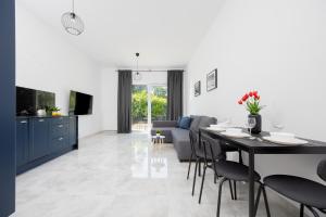 Wyjątkowy Apartament z Uroczym Ogródkiem oraz Parkingiem by Noclegi Renters