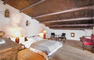 Maisons de vacances Awesome Home In Saint-Montant : photos des chambres