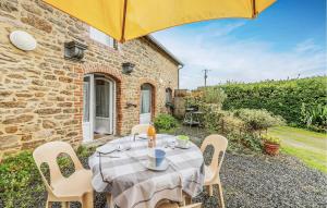 Maisons de vacances Gorgeous Home In Saint-Meloir-Des-Ondes : photos des chambres