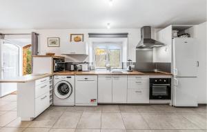 Gorgeous Home In Saint-Méloir-Des-Ondes