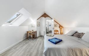 Gorgeous Home In Saint-Méloir-Des-Ondes