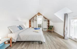 Maisons de vacances Gorgeous Home In Saint-Meloir-Des-Ondes : photos des chambres