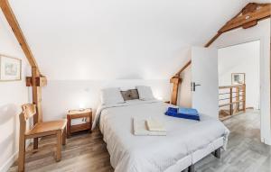 Maisons de vacances Gorgeous Home In Saint-Meloir-Des-Ondes : photos des chambres