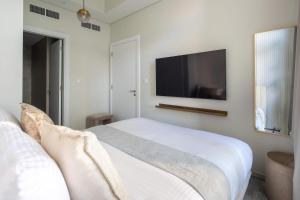 Frank Porter - Aykon City Tower C