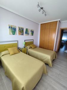 apartamento de tres dormitorios con garaje y todos los servicios cerca