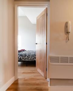 2 Bed Flat - Town Centre- by Holiday Homes