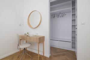 Klimatyzowany Apartament w Krakowie przy Parku z Dwiema Sypialniami i Biurkiem do Pracy Zdalnej by Noclegi Renters