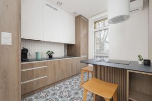 Klimatyzowany Apartament w Krakowie przy Parku z Dwiema Sypialniami i Biurkiem do Pracy Zdalnej by Noclegi Renters