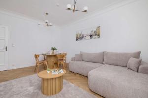 Klimatyzowany Apartament w Krakowie przy Parku z Dwiema Sypialniami i Biurkiem do Pracy Zdalnej by Noclegi Renters