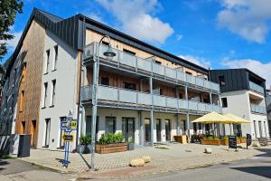 ENJOYHARRACHOV Atraktivní klidné studio 3 v centru Harrachova s parkováním, velkou terasou, Wifi-WLAN, SAT zdarma, možností dobíjení auta, výhledem do zahrady a na romantický kostelík jen 150m od lanovky