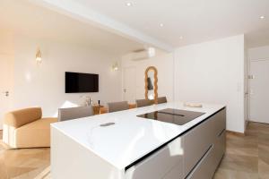 Carlton area lux 2 beds 2 baths