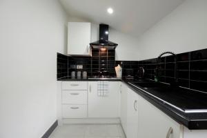 Dixon House, Sleeps 6, Free Parking, Long or Short Stays - by NMB Property