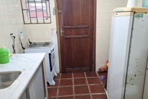 Quarto para quatro pessoas a duas quadras da praia - BalneƔrio Saint Etienne - Matinhos