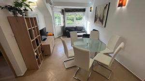 Apartment Djenovici, Norwegian Village c1s8