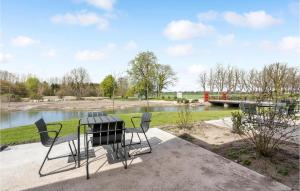 Cozy Apartment In Humble With Wifi