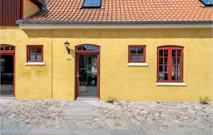 Cozy Apartment In Humble With Wifi