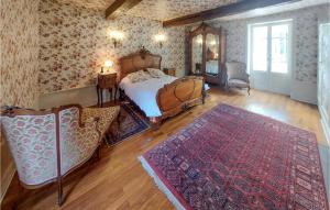 Maisons de vacances 7 Bedroom Awesome Home In Charlieu : photos des chambres