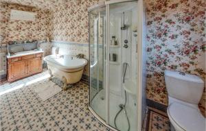 Maisons de vacances 7 Bedroom Awesome Home In Charlieu : photos des chambres