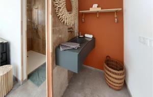 Maisons de vacances Lovely Home In Cuers With Kitchen : photos des chambres