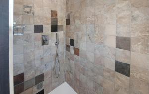 Maisons de vacances Lovely Home In Cuers With Kitchen : photos des chambres