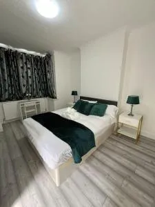 4 Bedroom semi detached House London - 埃奇韦尔