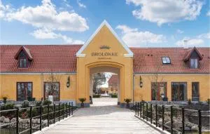 Gorgeous Apartment In Humble With Wifi - Hennetved