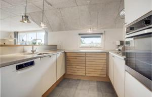 3 Bedroom Beautiful Home In Blåvand