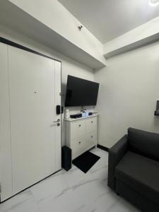 Chic and Cozy Minimalist Condo with Pool in Makati City