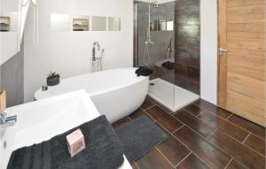 Maisons de vacances Awesome Home In St Nazaire De Ladarez : photos des chambres