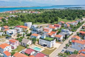 Luxury eight bedroom villa with swimming pool and jacuzzi 100 meters from the sea