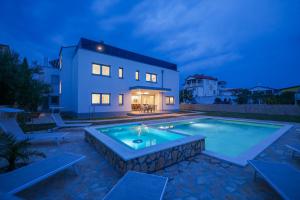 Luxury eight bedroom villa with swimming pool and jacuzzi 100 meters from the sea