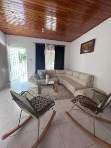 Casa con tres dormitorios y garaje - Los Manguitos