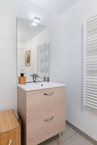 Appartements Appartement lumineux avec terrasse Courbevoie - 4P - FLAT-GUEST : photos des chambres