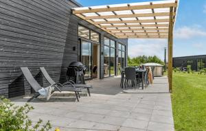 6 Bedroom Stunning Home In Glesborg