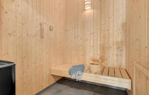 6 Bedroom Stunning Home In Glesborg