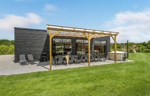 6 Bedroom Stunning Home In Glesborg