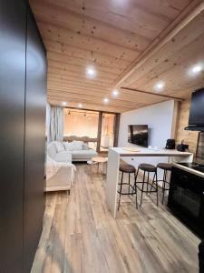 VAL THORENS, SERAC 7 - TOUT NEUF, pied des pistes, plein sud, vue magnifique - familial