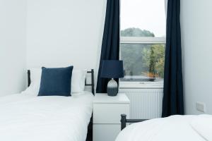 The Albany - 4BR 2Bath House Up to 7 Guests - FREE PARKING - BIG GARDEN - Smart TV - Ideal for Contractors and Family