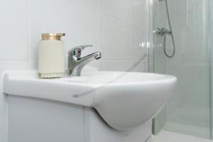 The Albany - 4BR 2Bath House Up to 7 Guests - FREE PARKING - BIG GARDEN - Smart TV - Ideal for Contractors and Family