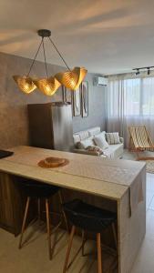 Vila Manah 203, Quarto e sala, acomoda 4 pessoas com Ar Condicionado, Wifi, Smart Tv, Cozinha completa, Portaria 24h e Estacionamento
