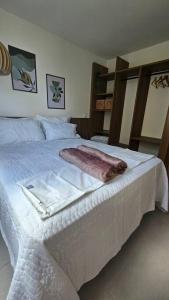 Vila Manah 203, Quarto e sala, acomoda 4 pessoas com Ar Condicionado, Wifi, Smart Tv, Cozinha completa, Portaria 24h e Estacionamento